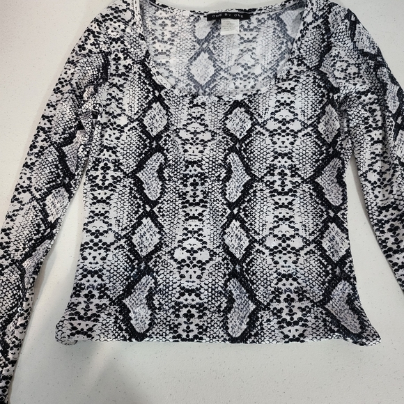 One By One Women's Snakeskin Pattern Long Sleeve Top Size S - Picture 1 of 6